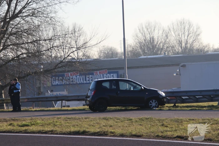 Personenauto eindigt tegen vangrail
