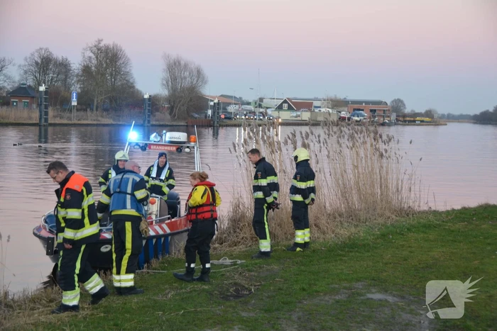Hulpdiensten zoeken naar auto te water