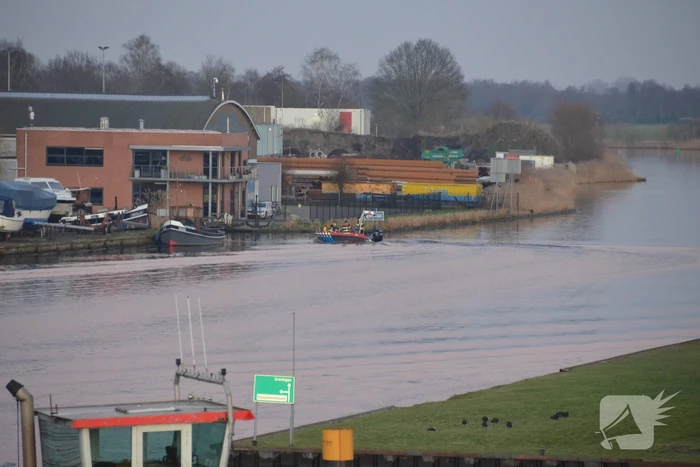 Hulpdiensten zoeken naar auto te water