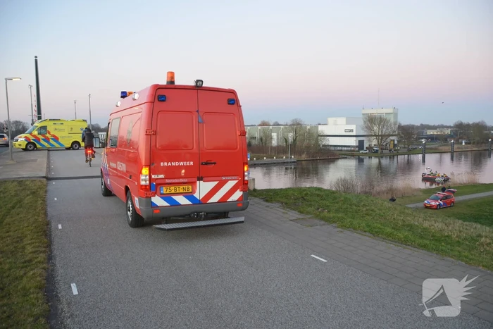 Hulpdiensten zoeken naar auto te water
