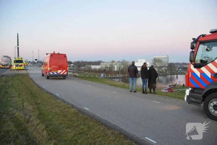 Hulpdiensten zoeken naar auto te water