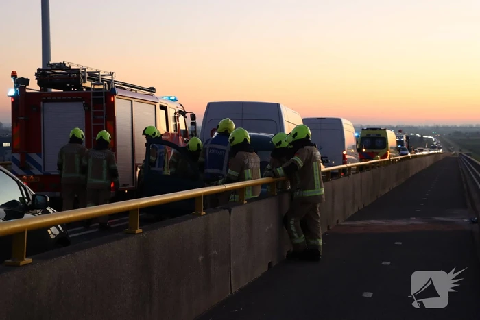 Twee voertuigen botsen op elkaar- Zeelandbrug dicht