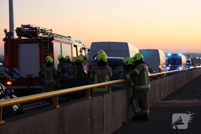 Twee voertuigen botsen op elkaar- Zeelandbrug dicht