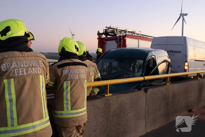 Twee voertuigen botsen op elkaar- Zeelandbrug dicht