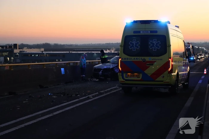 Twee voertuigen botsen op elkaar- Zeelandbrug dicht