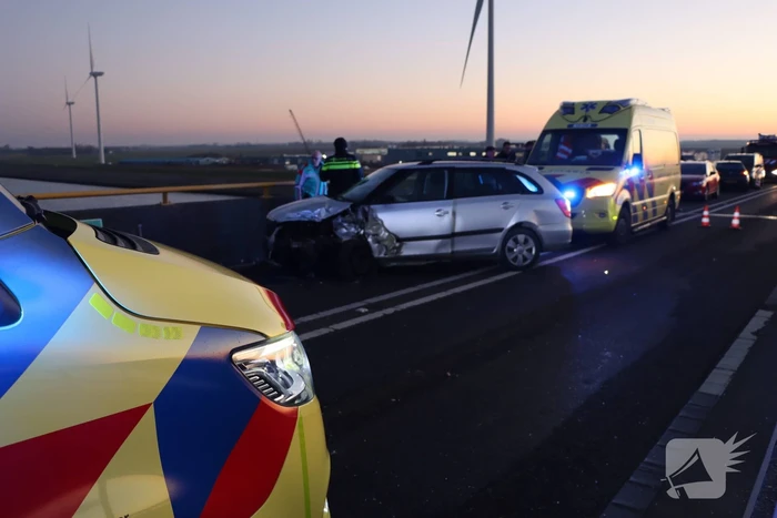Twee voertuigen botsen op elkaar- Zeelandbrug dicht