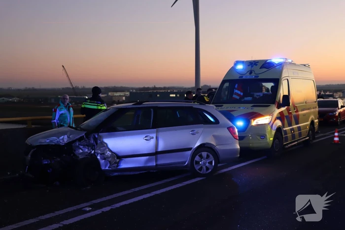 Twee voertuigen botsen op elkaar- Zeelandbrug dicht