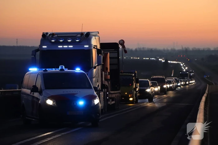 Twee voertuigen botsen op elkaar- Zeelandbrug dicht