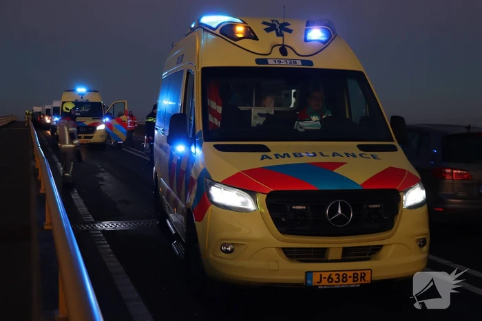Twee voertuigen botsen op elkaar- Zeelandbrug dicht