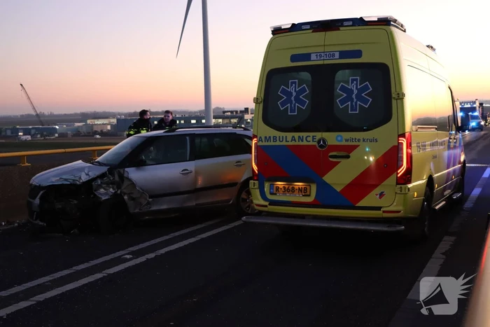 Twee voertuigen botsen op elkaar- Zeelandbrug dicht