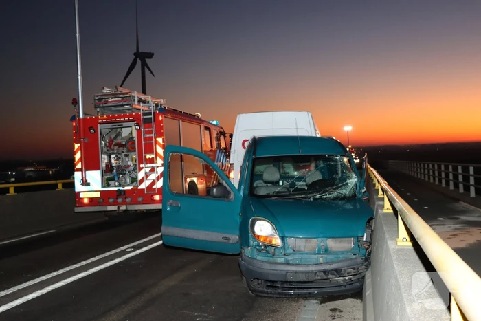 Twee voertuigen botsen op elkaar- Zeelandbrug dicht