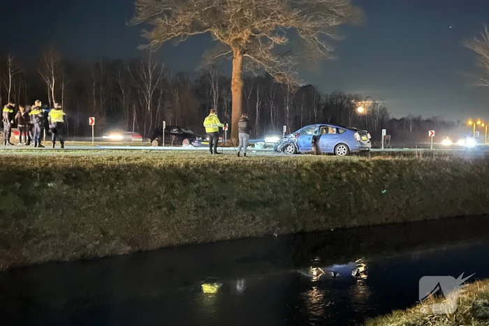 Voertuigen komen in bocht met elkaar in botsing