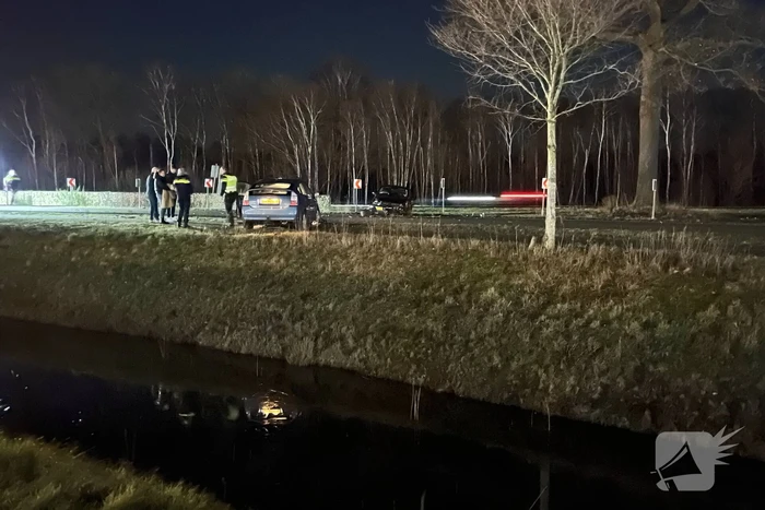 Voertuigen komen in bocht met elkaar in botsing