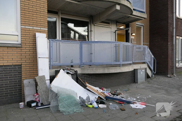 Flinke schade na explosie in portiekdeur