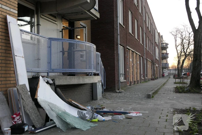 Flinke schade na explosie in portiekdeur