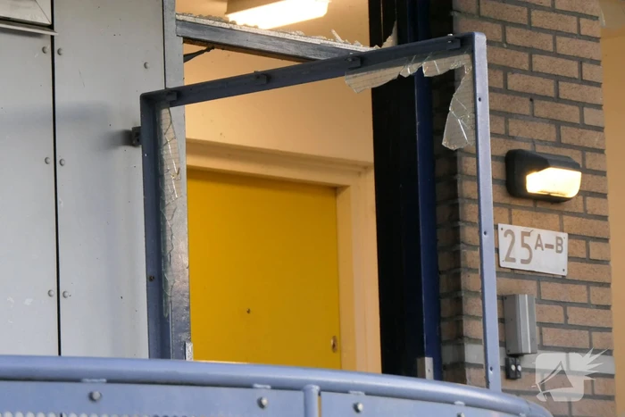 Flinke schade na explosie in portiekdeur