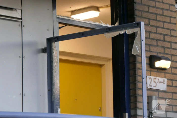 Flinke schade na explosie in portiekdeur