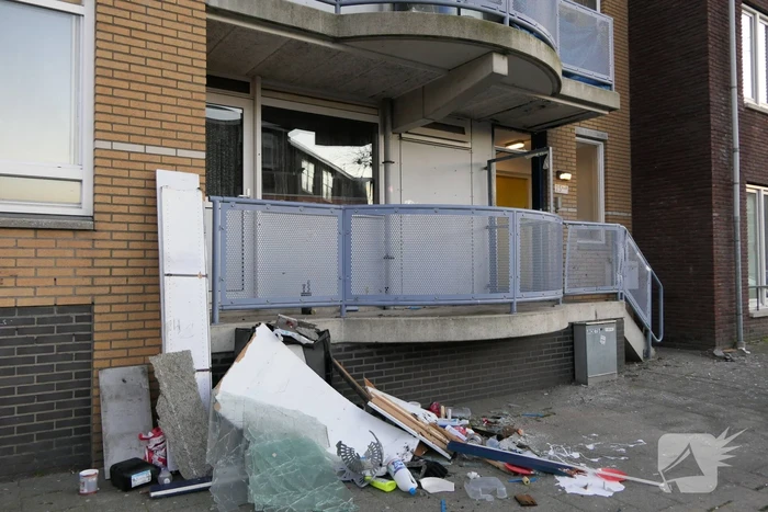 Flinke schade na explosie in portiekdeur