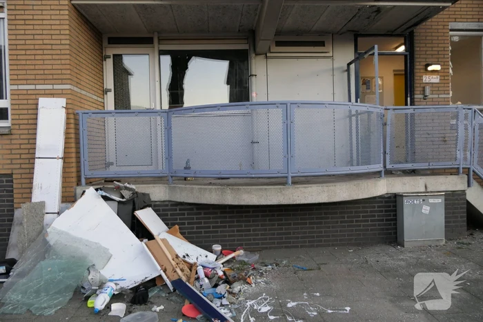 Flinke schade na explosie in portiekdeur