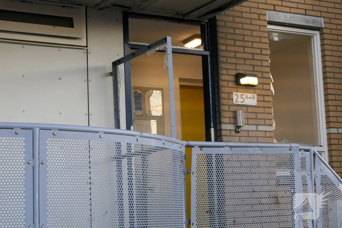 Flinke schade na explosie in portiekdeur