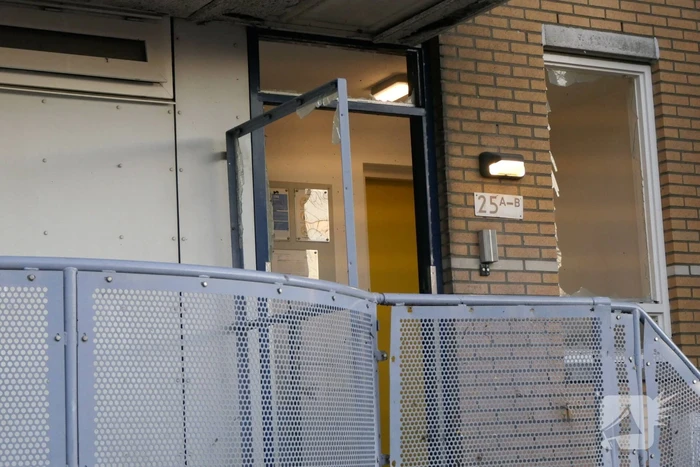 Flinke schade na explosie in portiekdeur