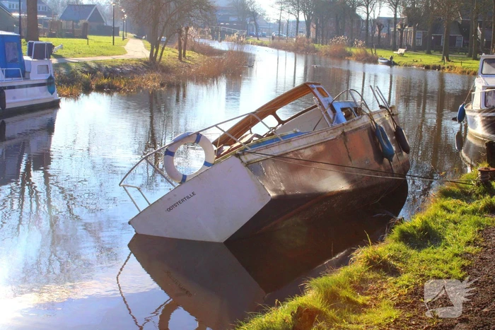 Gezonken boot lekt brandstof