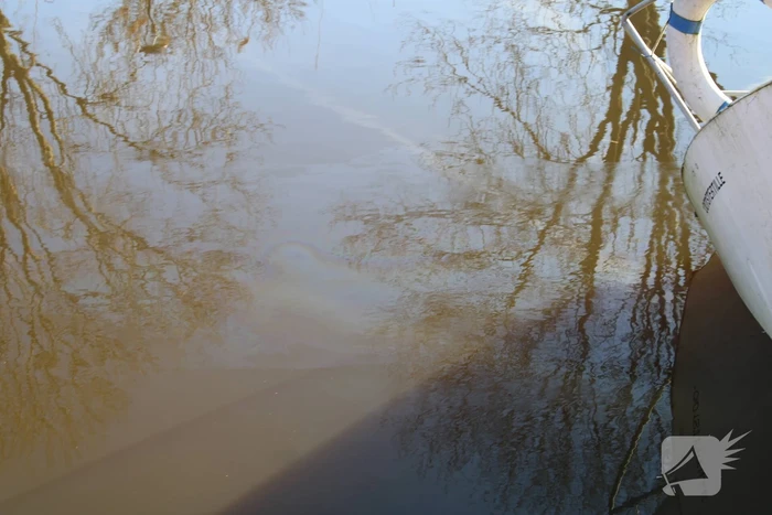 Gezonken boot lekt brandstof