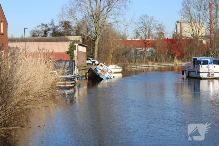 Gezonken boot lekt brandstof