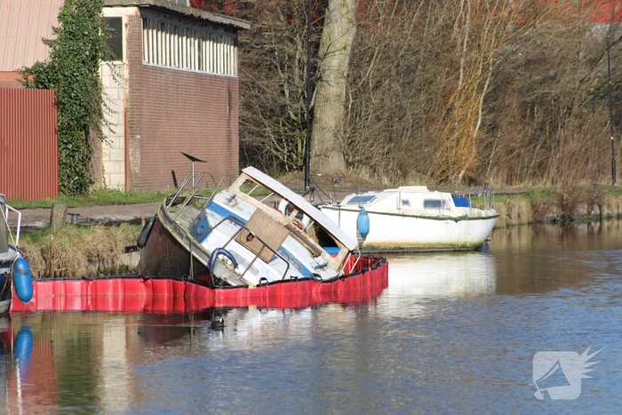 Gezonken boot lekt brandstof