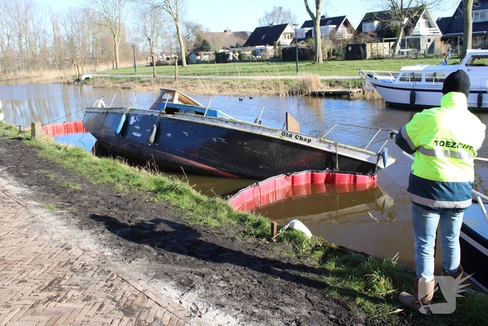 Gezonken boot lekt brandstof