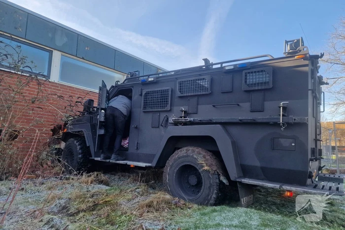 Arrestatieteam oefent met Bearcat bij oud schoolgebouw