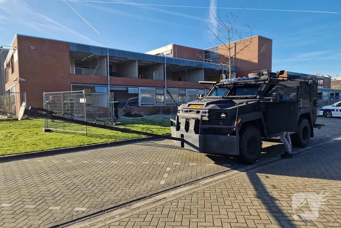 Arrestatieteam oefent met Bearcat bij oud schoolgebouw
