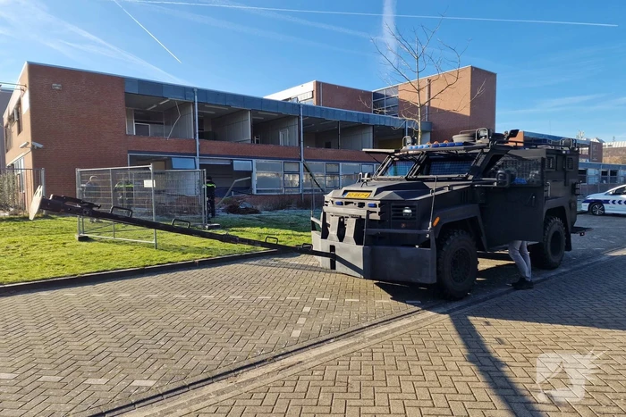 Arrestatieteam oefent met Bearcat bij oud schoolgebouw
