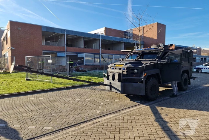 Arrestatieteam oefent met Bearcat bij oud schoolgebouw