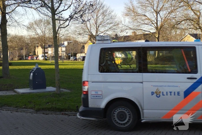 Traumahelikopter landt midden in woonwijk