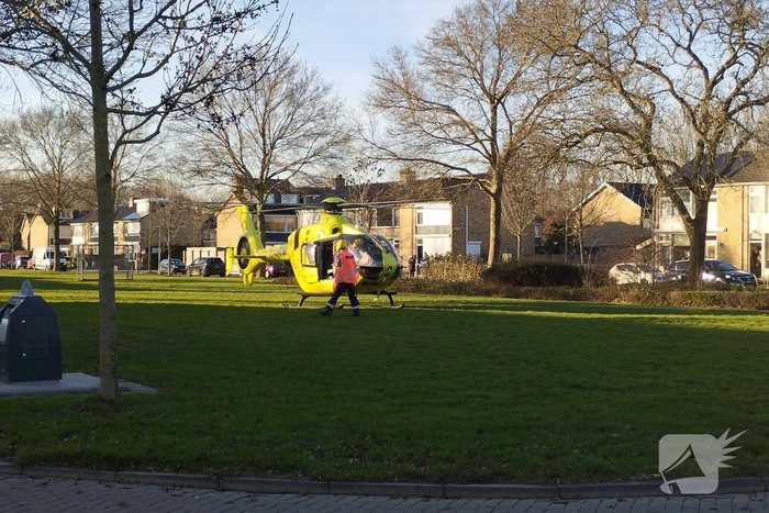 Traumahelikopter landt midden in woonwijk