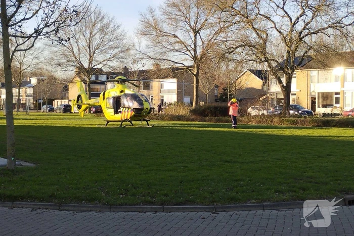 Traumahelikopter landt midden in woonwijk