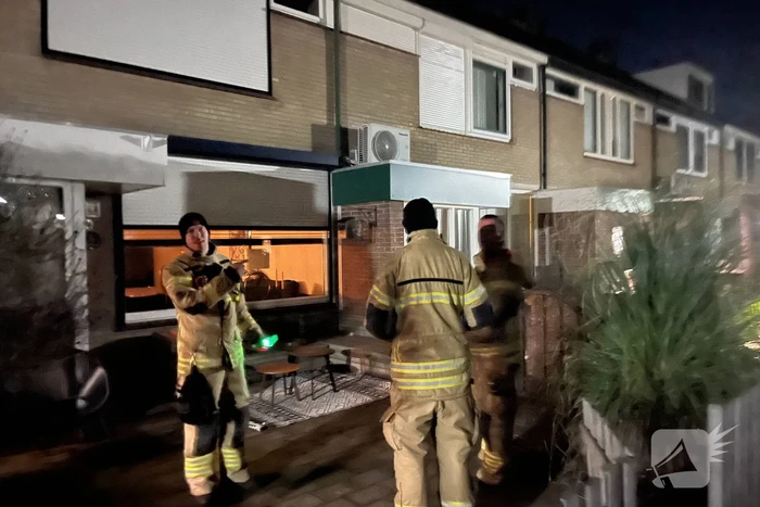 Brandweer onderzoekt hinderlijke lucht bij woning