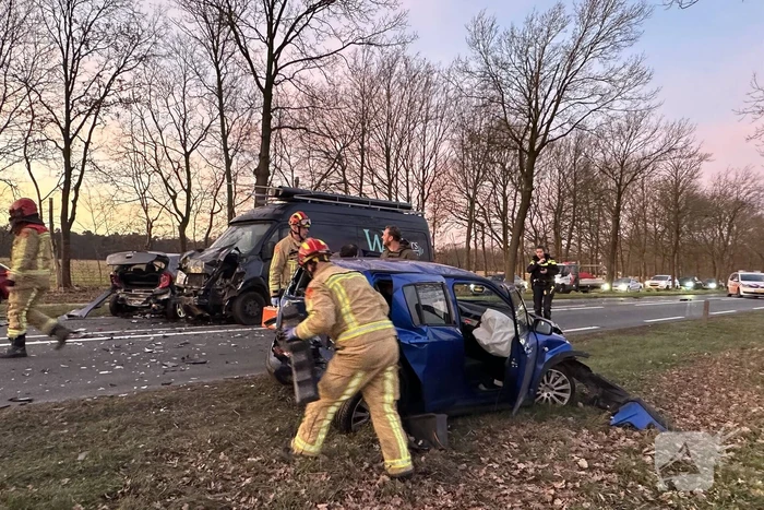 Vrouw bekneld in auto door botsing