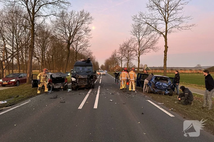 Vrouw bekneld in auto door botsing
