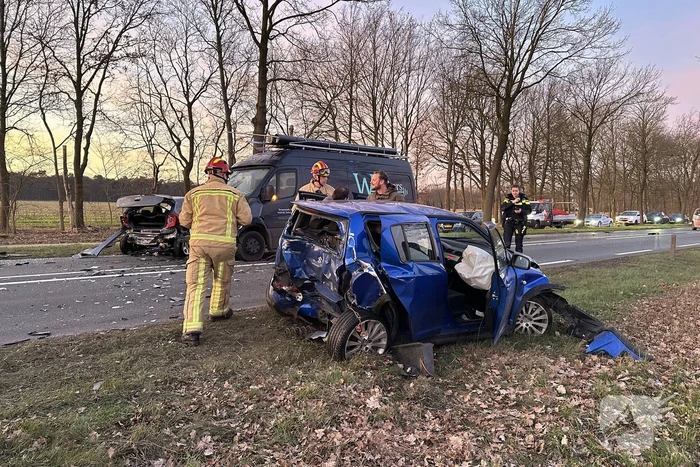 Vrouw bekneld in auto door botsing