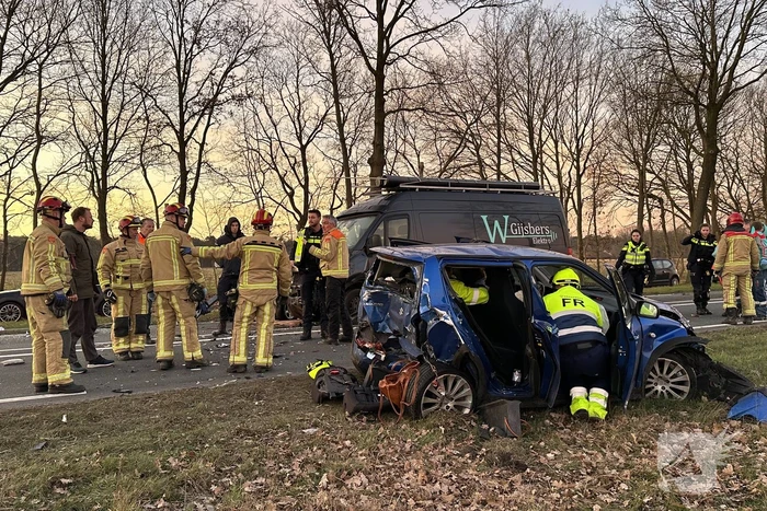 Vrouw bekneld in auto door botsing