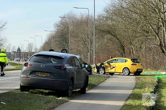 Auto belandt op de kop bij botsing