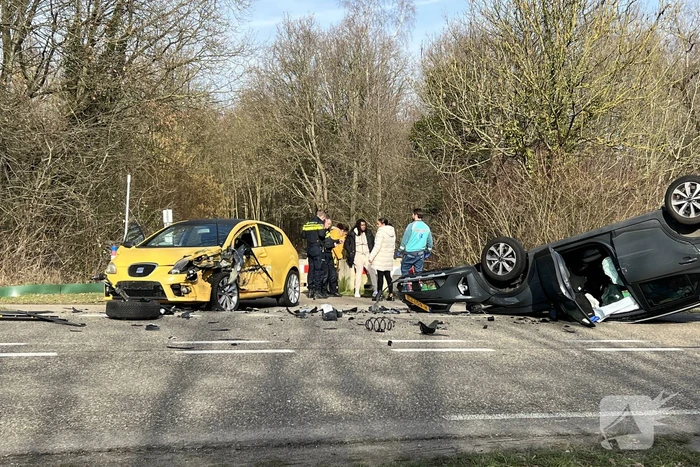 Auto belandt op de kop bij botsing