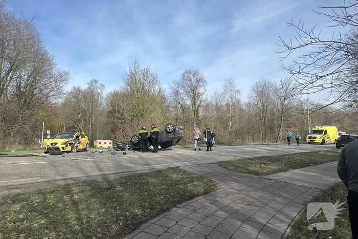 Auto belandt op de kop bij botsing