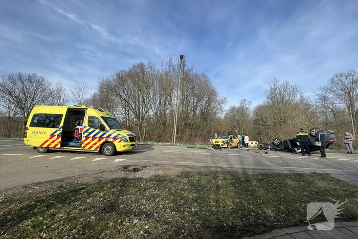 Auto belandt op de kop bij botsing