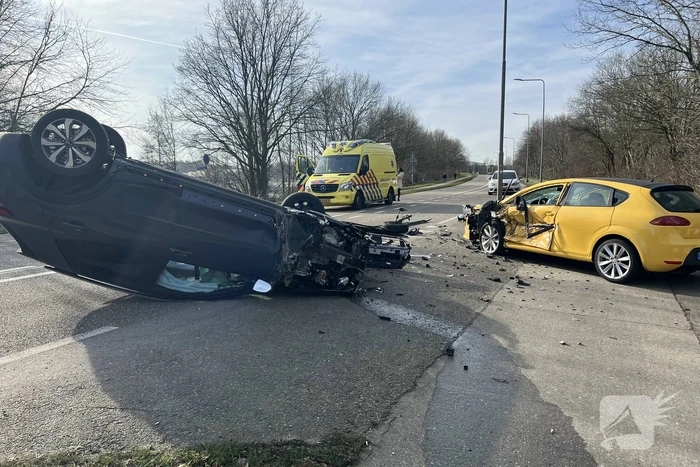 Auto belandt op de kop bij botsing