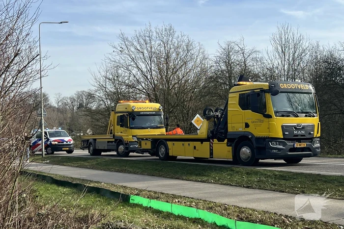 Auto belandt op de kop bij botsing