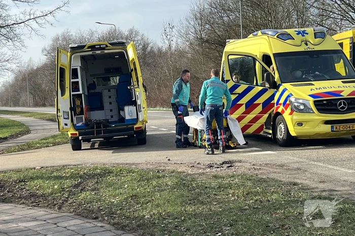 Auto belandt op de kop bij botsing