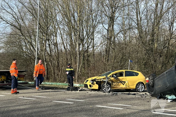 Auto belandt op de kop bij botsing